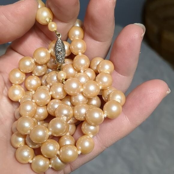 Elegant Faux Pearl Necklace - Picture 6 of 10